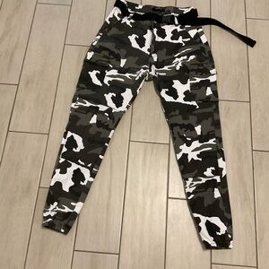 American Bazillion cargo green camo pants. Women’s size large.B